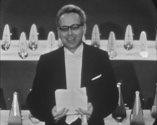 György Liget tussen de metronomen die speelden tijdens de wereldpremière van Poème symphonique in Hilversum in 1963.